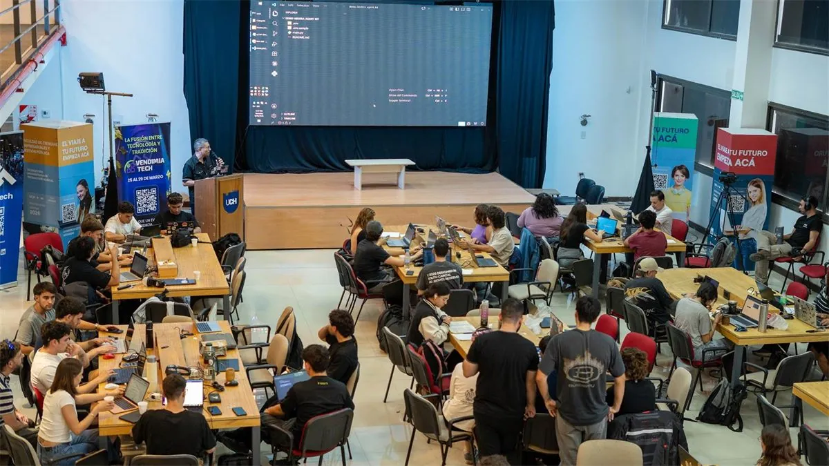 Participante programando durante la hackatón